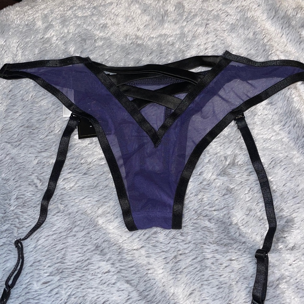 Lingerie with detachable garter straps